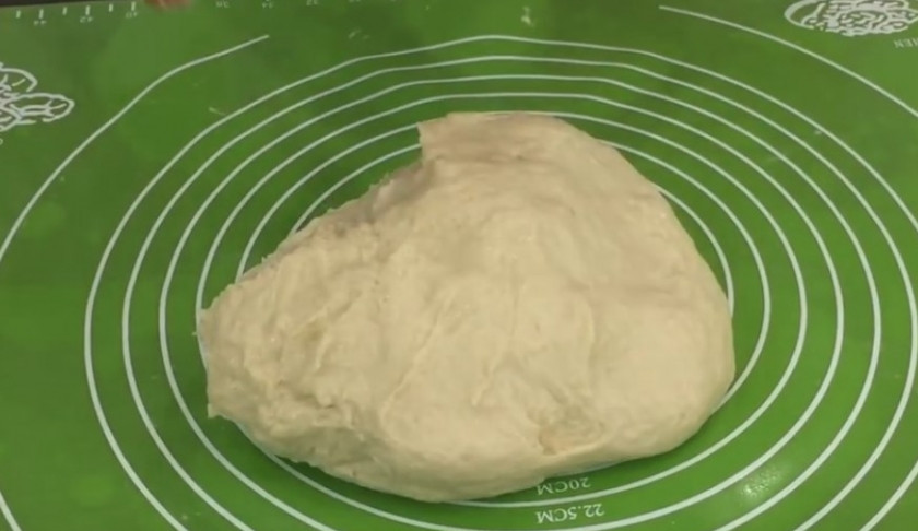 1. Этап. Очень вкусный домашний хлеб на кислом молоке: 6. Перед тем как выложить тесто на поверхность, вылейте на нее и на руки пару ложек подсолнечного масла, а затем вымешивайте тесто. При необходимости добавьте немного муки (если тесто 