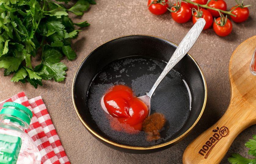 1. Этап. Соус для пельменей с уксусом в домашних условях: Добавьте аджику, томатный соус и уксус.