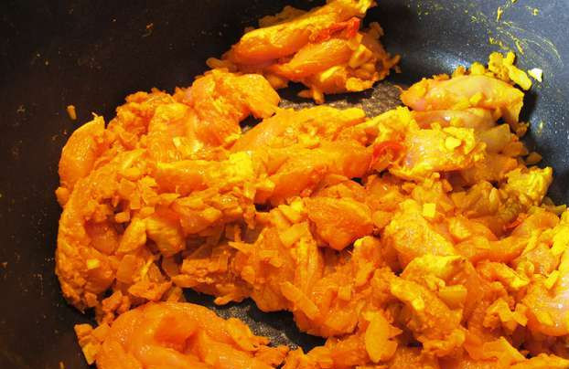 1. Этап. Курица карри с рисом: Затем курицу, обжариваем все вместе пару минут на сильном огне.