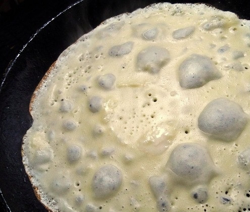 1. Этап. Блины со скумбрией: 2. Сковороду ставим на огонь, наливаем в неё немного рафинированного масла. На раскаленную сковороду наливаем половником тесто, равномерно распределяем его, жарим блин до образования румяной корочки, а потом переворачиваем.