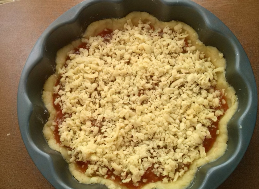 1. Этап. Песочное тесто для пирога с вареньем: А из морозильника - на крупной терке сверху варенья.