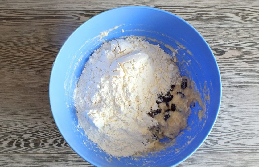 1. Этап. Булочки повышенной калорийности по ГОСТу: Всыпьте муку.