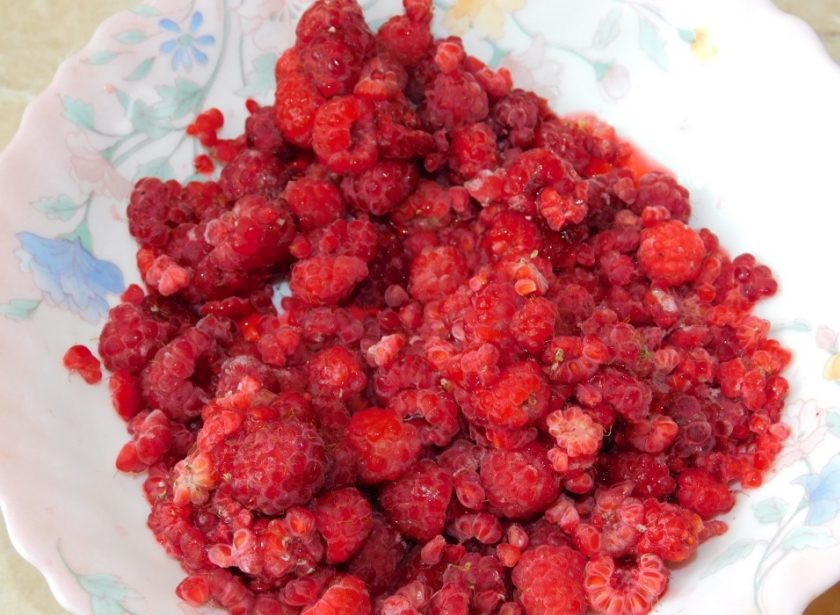 1. Этап. Смузи с персиком и малиной: Приготовьте свежую малину. Если она замороженная — разморозьте.