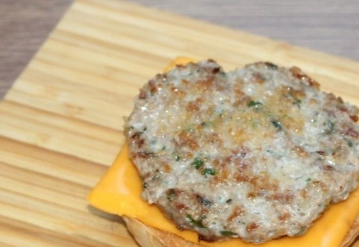 1. Этап. Бургер с котлетой и сыром гриль-чиз: 9. Выложить котлету на ломтик сыра.