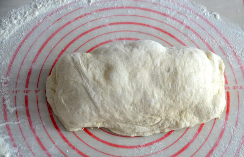 1. Этап. Пшеничный хлеб на ржаной закваске: Сделайте еще один оборот теста, свернув его в рулет. Хорошо защипните 