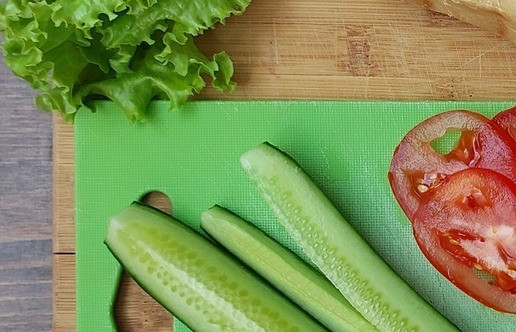 1. Этап. Бутерброд Хот-дог с холодным кофе: Огурец нужен почти на всю длину бутерброда, огурец разрезать пополам, половину еще пополам. Нужно будет две четвертинки. Помидор порезать тонко. Разумеется, овощи и салат нужно предварительно вымыть и высушить.