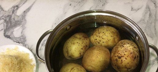 1. Этап. Гарнир из картофеля Грязный картофель: Картофель отварите в мундире, в подсоленной воде до готовности. На этом этапе можно добавить в воду 0,5 ч. л. розмарина, по желанию. Затем остудите и очистите картофель.