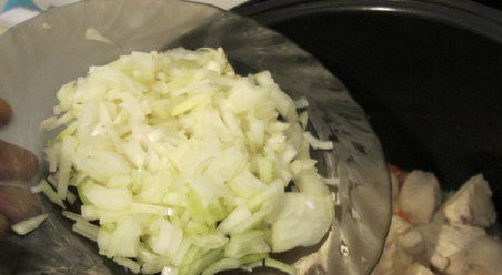 1. Этап. Диетическая курица в мультиварке: Через 5 минут добавляем измельченный лук, перемешиваем.