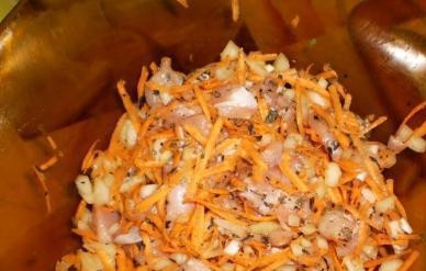 1. Этап. Гречка в горшочках: Затем мы нарезаем грудку на маленькие кубики, перекладываем к луку и моркови, добавляем перец и базилик и тщательно все перемешиваем.