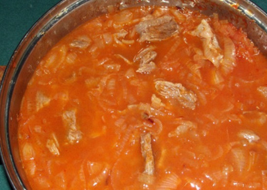 1. Этап. Говядина по-грузински: Залейте его мясным бульоном, так, чтобы он покрыл говядину и поставьте на слабом огне тушиться в течение получаса.