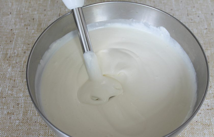 1. Этап. Торт Махровый: Перемешиваем блендером, если крем жидкий, добавляем еще творог, если слишком густой - сметану.