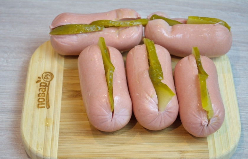 1. Этап. Утопенцы (шпикачка): В образовавшийся корманчик вложите несколько кусочков соленого огурчика.