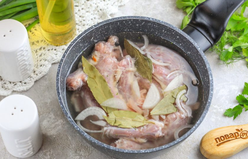 1. Этап. Вареные куриные шеи: Влейте горячую воду, чтобы она покрыла шеи, и поместите емкость на плиту. Включите максимальный нагрев.