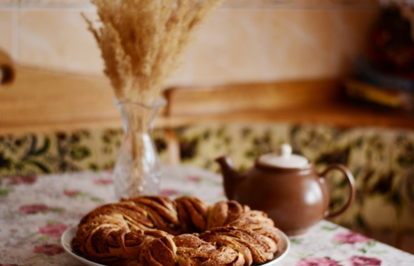 1. Этап. Крендель с корицей: Очень вкусно кушать крендель с какао или теплым молоком. Приятного аппетита!