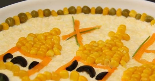 1. Этап. Салат Пасхальный: Запасаемся терпением и начинаем украшать основу. Советую начинать с круга - по очереди выкладывать кукурузу и горошек. Затем выкладываем храм. Для удобства можете сначала нарисовать его на бумаге. Достаточно трудоемкий процесс, но он того стоит.