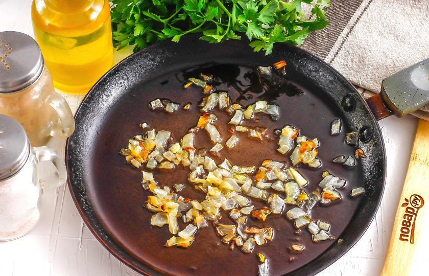 1. Этап. Свекла по-монастырски: Лук очистите от кожуры и промойте в воде, нарежьте мелкими кубиками. Обжарьте в растительном масле до румяности 3-5 минут.