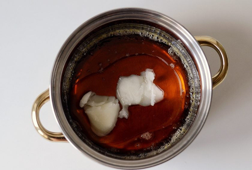 1. Этап. Кокосовая карамель: Добавьте кокосовое масло, размешайте венчиком до полного растворения.