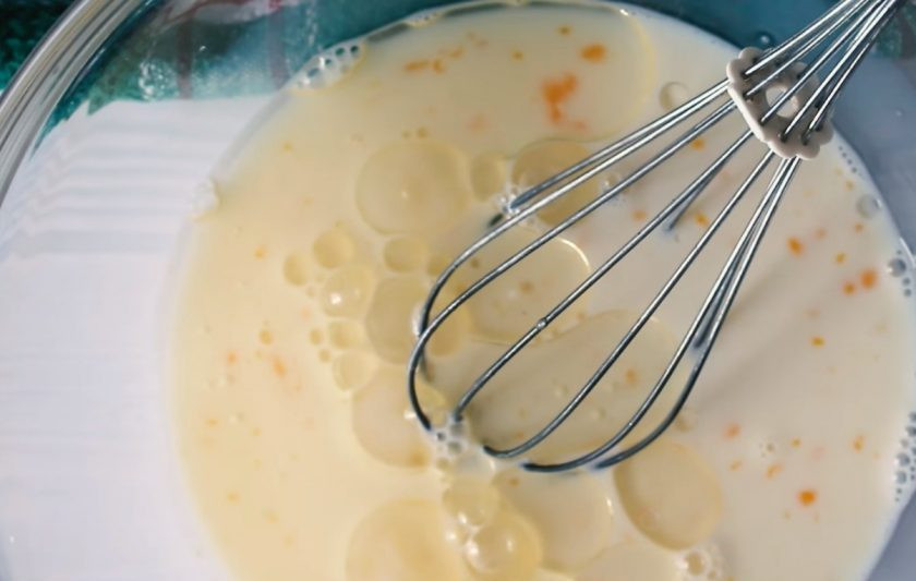 1. Этап. Пасхальные булочки Кролики: 1. К яйцу добавьте теплое молоко и перемешайте венчиком. Добавьте растительное масло, сахар, сухие дрожжи, соль и ванильный сахар.