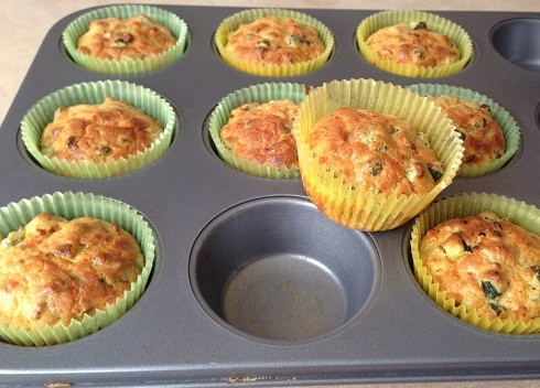 1. Этап. Овощные кексы: 11. Кексы получаются румяными, хрустящими снаружи и мягкими внутри. Дайте им немного остыть, тогда бумажные формочки будут хорошо сниматься.