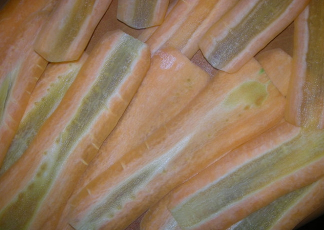 1. Этап. Рулетики из моркови Фуршетные: 1. Морковку чищу и мою, затем чисткой для овощей нарезаю её тонкими пластами. Курицу нарезаю кусочками и обжариваю на сковороде, добавляю измельченный репчатый лук, по вкусу добавляю соль и черный перец.