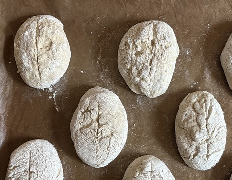 1. Этап. Ржаные булочки  Быстрые: Перенести аккуратно на противень, застеленный бумагой для выпечки. Можно сделать небольшие надрезы. Чтобы придать булочкам хрустящую корочку, наполните глубокий противень водой и поставьте его в духовку. Противень с булочками поставить в горячую духовку и выпекать в течение 25-30 минут до зарумянивания. Следите за своей духовкой, они у всех разные!