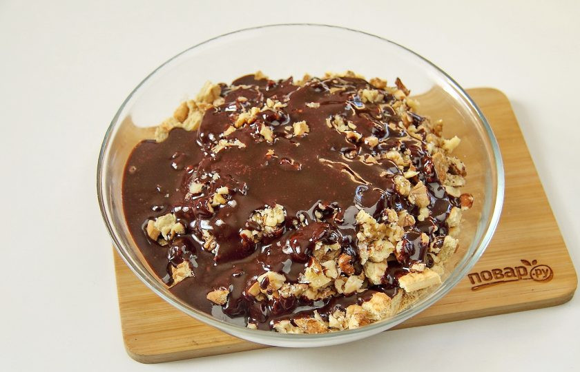 1. Этап. Кондитерская колбаска из печенья: 7. Соедините шоколадную массу и печенье с ореховой крошкой.