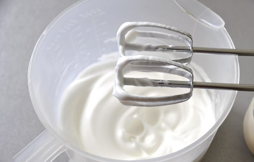 1. Этап. Печенье Причуда: Всыпьте половину сахара и продолжайте взбивать до стойких пиков.