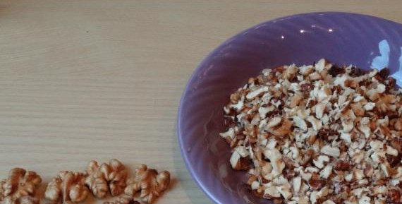 1. Этап. Армянская халва: Орехи измельчите, оставьте крупные красивые орешки для украшения готовой халвы.