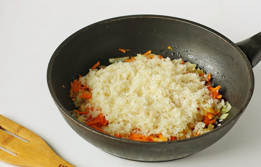1. Этап. Рис с копченой курицей: Добавьте промытый рис.