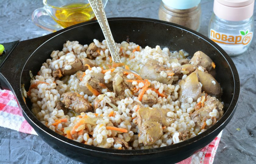 1. Этап. Перловка с куриной печенью: Перемешайте и готовьте блюдо под крышкой на медленном огне еще 2-3 минуты.