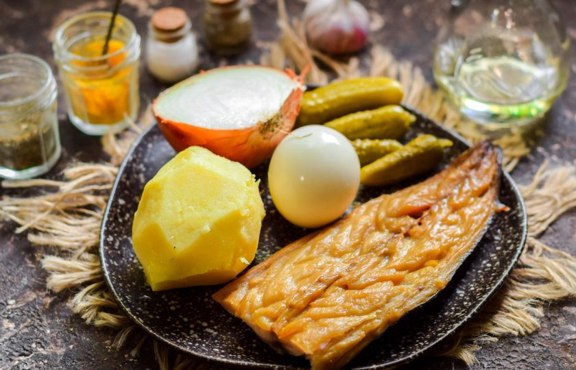 1. Этап. Салат из копченой рыбы с луком: Подготовьте ингредиенты по списку. Отварите заранее картофель, яйцо.