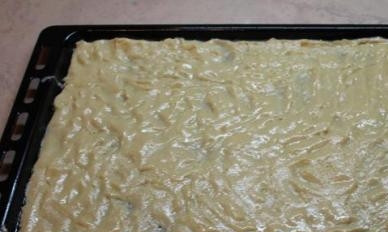 1. Этап. Печенье со смородиновым вареньем: Противень смазываем маслом, выкладываем на него оставшееся тесто. Разравниваем и формируем небольшие бортики.