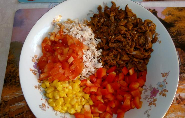 1. Этап. Салат с лисичками под сметаной: Если вы готовите салат для себя, то просто выкладываем все ингредиента в салатницу.