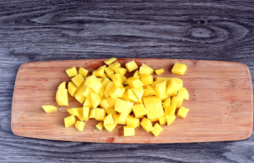 1. Этап. Суп с фрикадельками и кабачком: Овощи вымойте и очистите. Нарежьте картофель кубиками и опустите в кипяток. Дайте закипеть, посолите и снимите пенку.