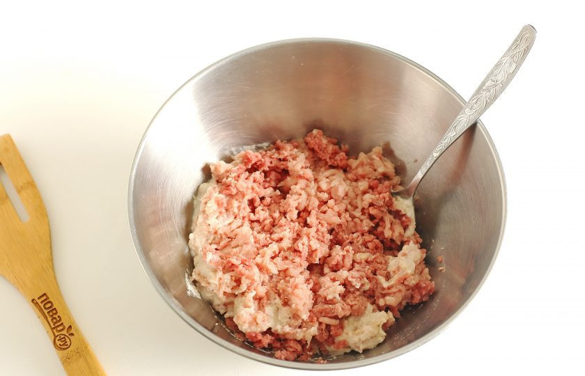 1. Этап. Курино-говяжьи котлеты в духовке: У хлеба срежьте корки, раскрошите мякиш руками и замочите в молоке или воде. Пропустите мясо через мясорубку вместе с замоченным хлебом.