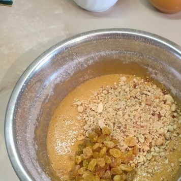 1. Этап. Кекс на вареной сгущенке: Добавить в тесто жареный арахис, изюм и снова все перемешать.