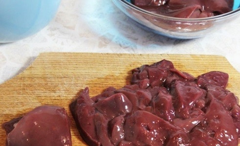 1. Этап. Печень индейки со сметаной: Перед нарезанием печень индейки необходимо хорошенько промыть холодной водой. Далее режем печенку острым ножиком на небольшие кусочки.