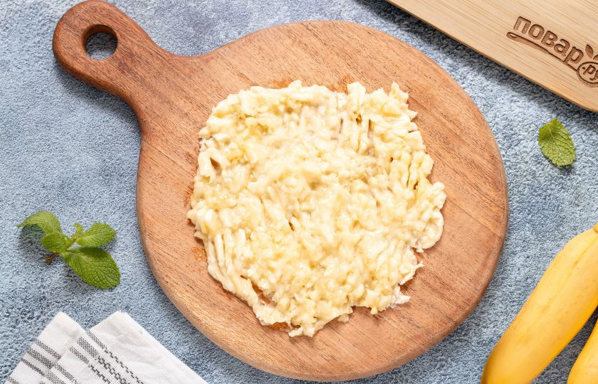 1. Этап. Овсянка с бананом и арахисовой пастой: Банан очистите от кожуры, затем порежьте кубиками или разомните вилкой. Пару кружочков банана отложите для украшения каши.