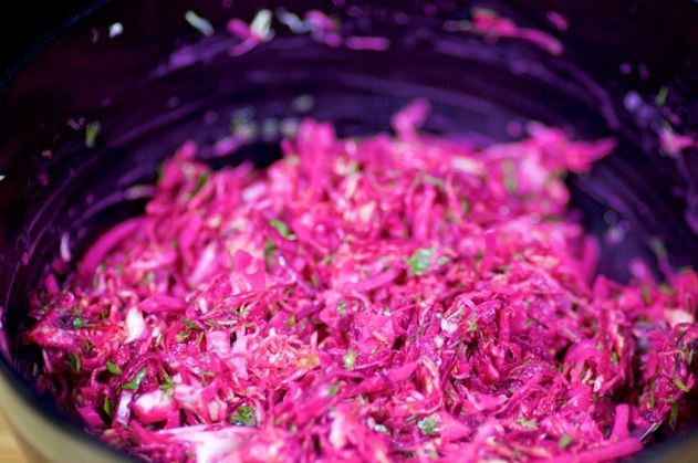 1. Этап. Салат из свеклы и капусты: 5. Заправьте салат майонезом, премешайте.