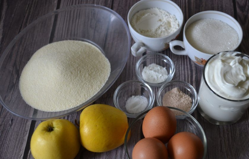 1. Этап. Манник с яблоками на сметане: Подготовьте ингредиенты.