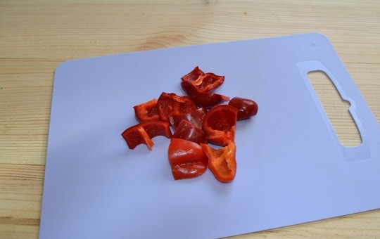 1. Этап. Овощи с гранатовым соусом: 2. Очистите и нарежьте ломтиками сладкий перец.