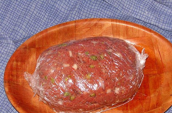 1. Этап. Бифштекс тартар: Массу хорошо перемешайте. Заверните её в пищевую плёнку. Уберите фарш в холодильник на 30 минут.