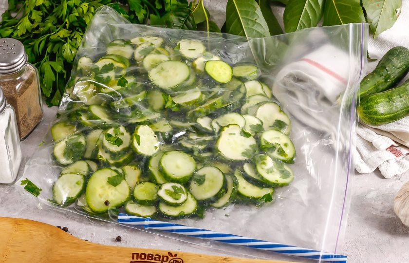 1. Этап. Малосольные огурцы в вакууме: Выложите все содержимое емкости в вакуумный пакет или в зип-пакет, застегнутый практически до конца со вставленной в него трубочкой.