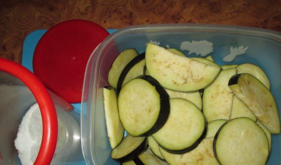 1. Этап. Баклажаны по-кубански: 2. Овощи нарезаем кольцами. Начните с баклажанов: для начала нарежьте их посолите и оставьте на некоторое время, чтобы ушла горечь.