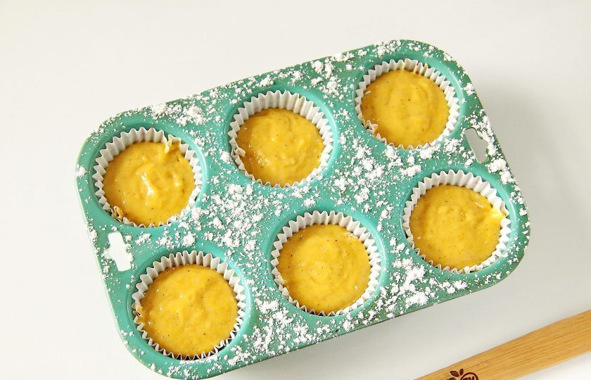 1. Этап. Тыквенные капкейки: Разложите тесто по формочкам, заполняя их примерно на 2/3 от объема, я использовала бумажные вкладыши для выпекания кексов.