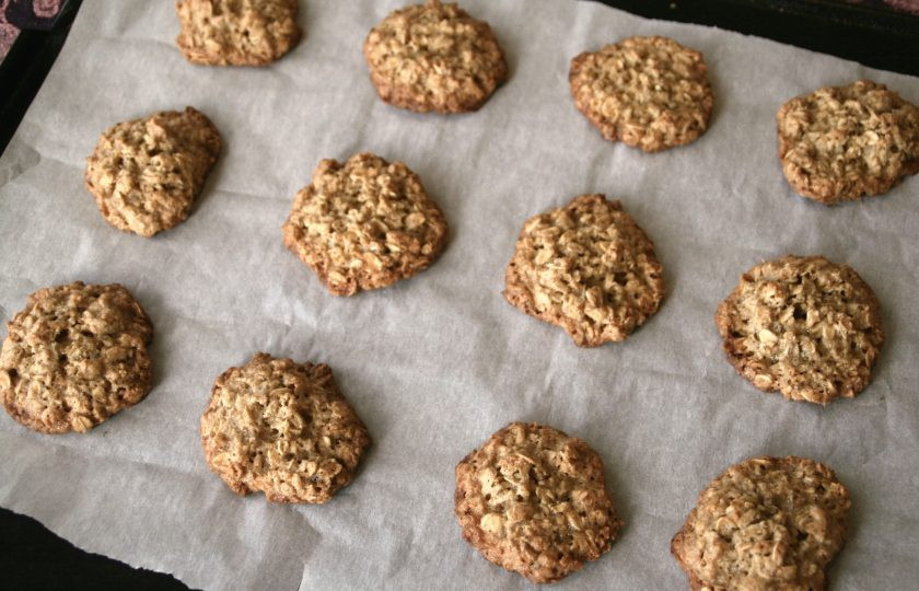 1. Этап. Домашние овсяные печенья: Духовку разогрейте до 180 градусов. Не стремитесь придать печенькам форму, они немного растекутся и получатся кругленькими и хрустящими.