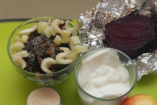 1. Этап. Смузи Две свеклы с сельдереем: Ингредиенты. Количество весьма условно. Густота напитка регулируется жидкостью. Помимо йогурта для приготовления этого смузи можно использовать сыворотку, кефир или просто воду. Я использую домашний густой йогурт. Ингредиенты для смузи нужны охлажденные, неплохо если при этом хотя бы один ингредент был бы заморожен: смузи сразу будет достаточно охлажден. У меня из морозилки мангольд и сельдерей. Протеин предпочитаю для овощных смузи растительный: мне еще не попадался сывороточный без подсластителей, а сладкие напитки не люблю.