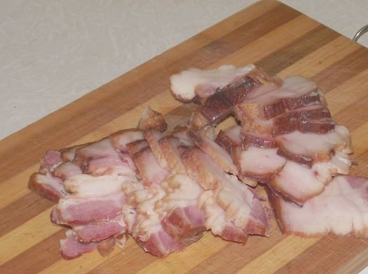 1. Этап. Булочки-улитки с беконом: Бекон нарежьте ломтиками.