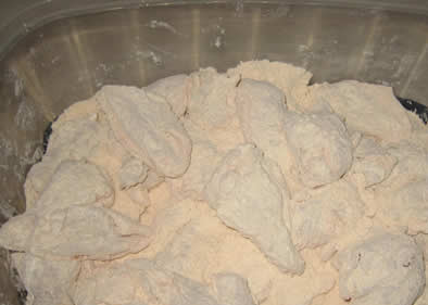 1. Этап. Крылышки в панировке в духовке: Хорошенько крылышки обвалять в муке.