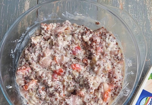 1. Этап. Сливочная гречка с курицей в духовке: Переложить содержимое сковороды в миску с куриным филе и гречкой, тщательно перемешать.